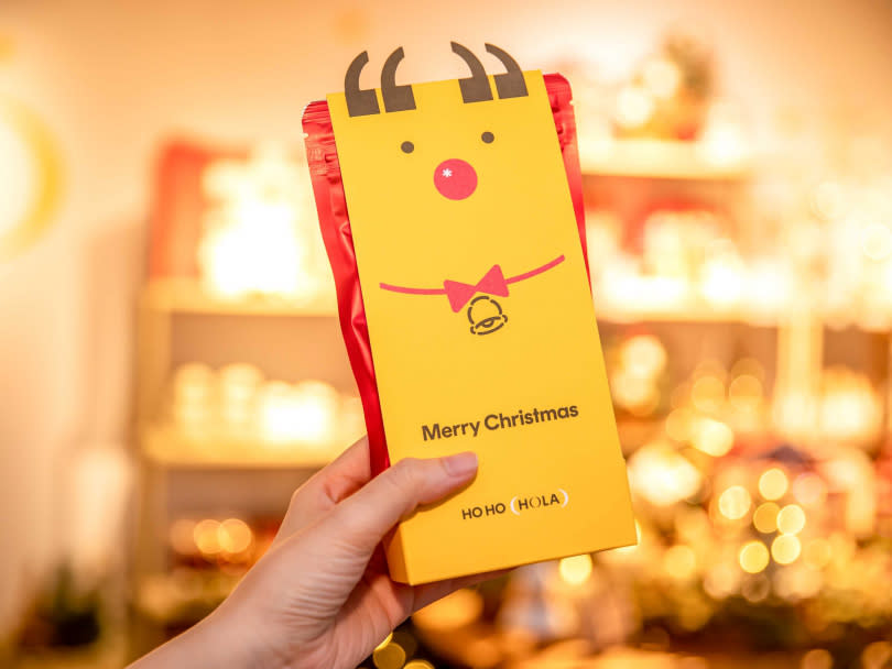 「HOLA聖誕小樹製造所」更打造猶如聖誕老人灑落的禮物盒，邀請大家拍照打卡、分享至個人社群，即可獲得限量聖誕萌禮造型餅乾乙份。