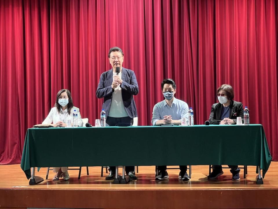 資深媒體人趙少康27日同台台北市長參選人暨國民黨立委蔣萬安，邀請台北市黨部主委黃呂錦茹、若干現任台北市議員和參選人出席，宣布中廣有新節目「Team Taipei 聽台北」將開播。（2）