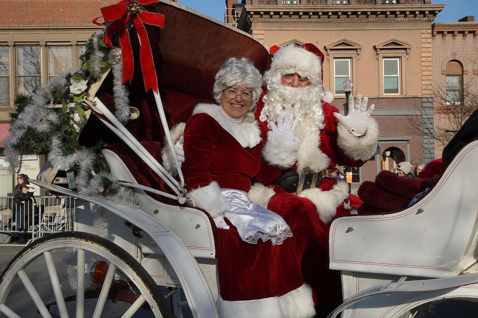 Santa and Mrs. Claus arrive on Taunton Green at end of the 2021 Christmas Parade.