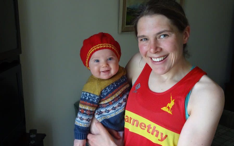 Jasmin Paris became the first woman to win the 268-mile Montane Spine Race, run at the same time as expressing milk for her one year-old daughter - JASMINKPARIS TWITTER