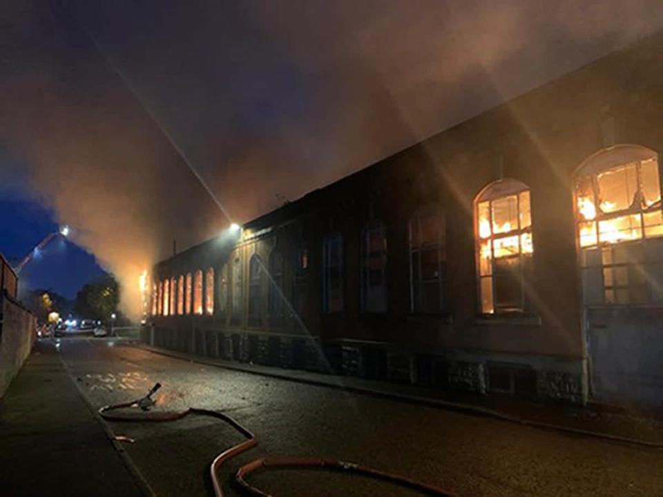 L'incendie de Bismark House Mill à Oldham (Service d'incendie et de sauvetage du Grand Manchester / PA) (PA Media)