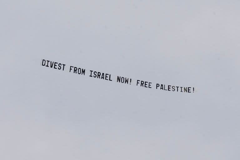 Una propaganda aérea sobre el cielo de Ann Arbor, llama a la Universidad de Michigan a desinvertir de las empresas que tengan lazos con Israel, y por la liberación de Palestina (Photo by Nic Antaya / GETTY IMAGES NORTH AMERICA / Getty Images via AFP)