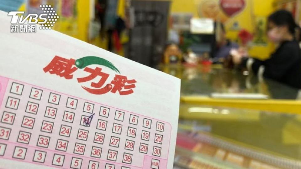 中獎人通常1週買2次彩券，每次約1000元。（圖／TVBS）