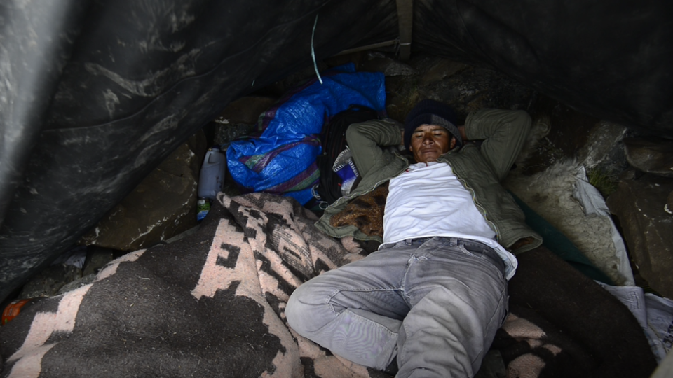 Indígena en campamento de vigilancia sobre Chalcobamba.