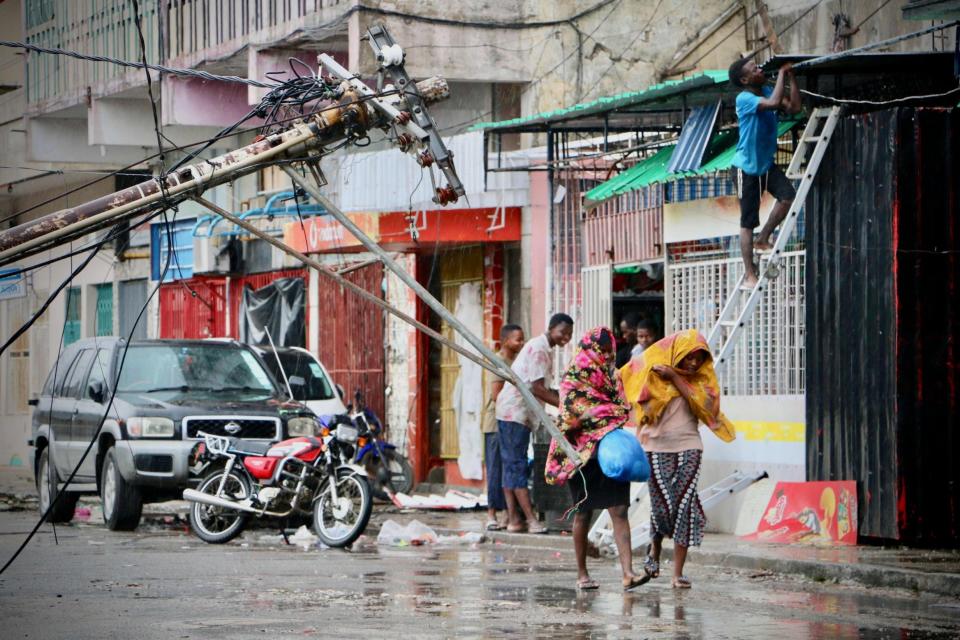 Residents are seen in the aftermath of the passage of the cyclone Idai (AFP/Getty Images)