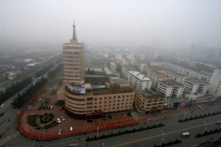 FILE PHOTO: Fog blankets Jincheng City skyline in north China's Shanxi province March 2, 2007.    REUTERS/Claro Cortes IV/File Photo