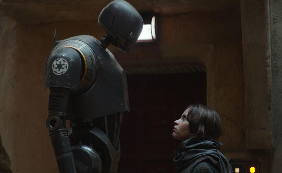 Der häufigste Satz in "Star Wars" nach "Möge die Macht mit dir sein"? Wohl das berühmte "Ich habe ein ganz mieses Gefühl bei dieser Sache". In "Rogue One" will setzt der Roboter K-2SO gerade dazu an, um den Running Gag zum insgesamt zehnten Mal unterzubringen - wird dann aber jäh unterbrochen ... (Bild: 2016 Lucasfilm Ltd.)