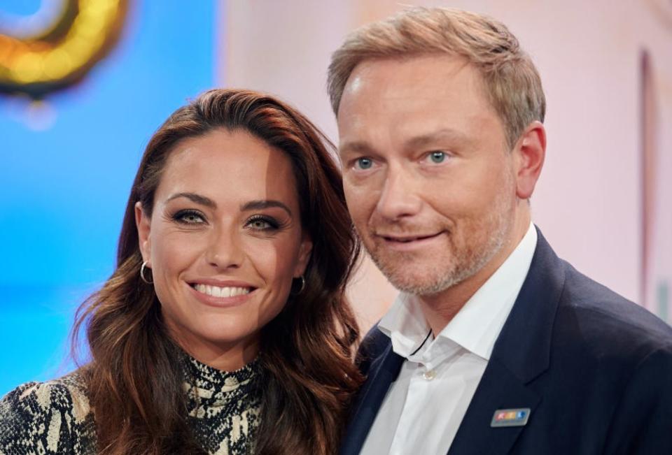 Der FDP-Chef Christian Lindner hat sich mit der RTL-Politikjournalistin Franca Lehfeldt verlobt.