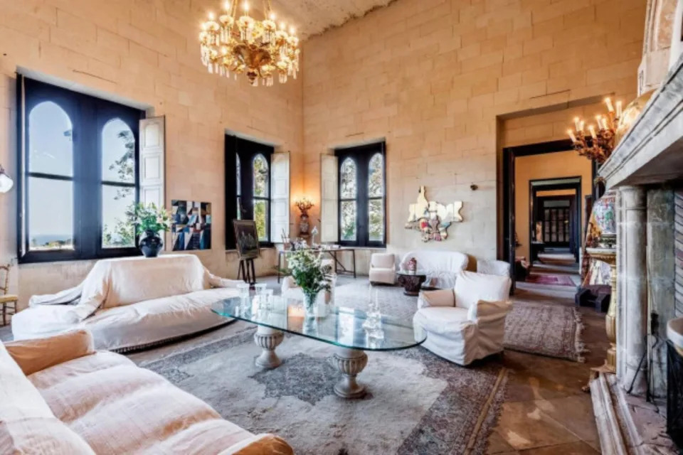 <p>Las grandes ventanas y los techos altos otorgan una gran luminosidad a todas las estancias de la propiedad. (Foto: <a href="http://www.italy-sothebysrealty.com/en/buy/luxury-properties-for-sale/acireale-magnificent-castle-dating-back-to-1800-with-private-park-6397.html" rel="nofollow noopener" target="_blank" data-ylk="slk:Italy Sotheby's International Realty" class="link ">Italy Sotheby's International Realty</a>).</p> 