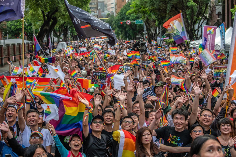 2019年5月17日，過千名支持者聚集在街頭上，慶祝台灣在16日投票通過同性婚姻合法化。攝：Carl Court/Getty Images