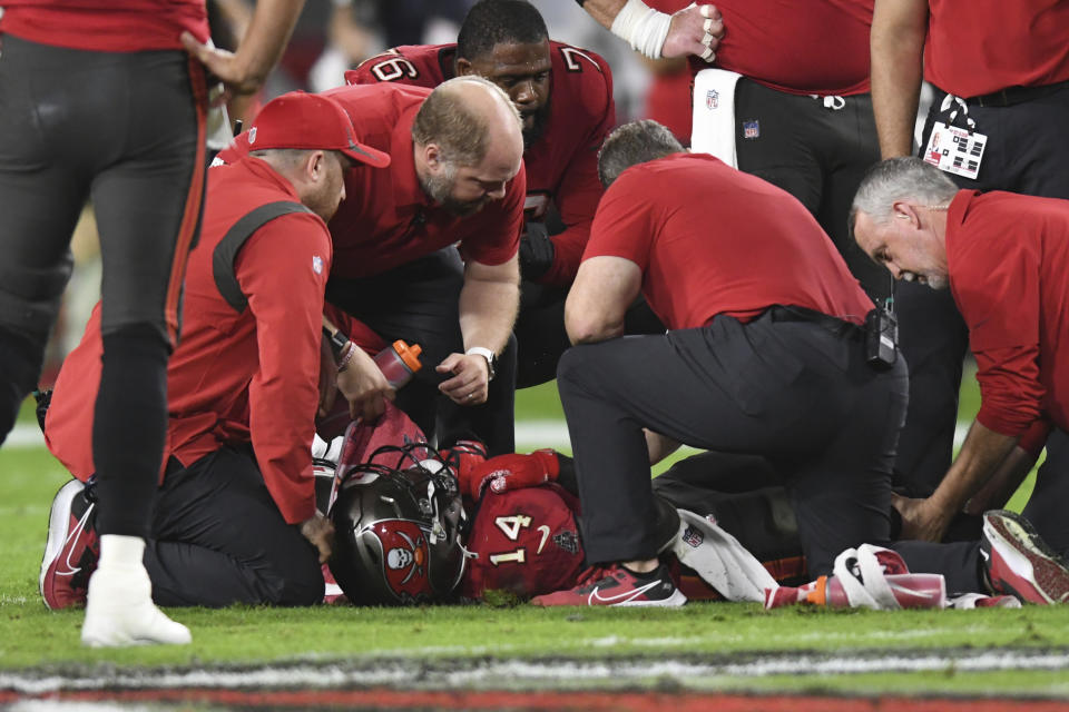 Chris Godwin injured after hit to knee.