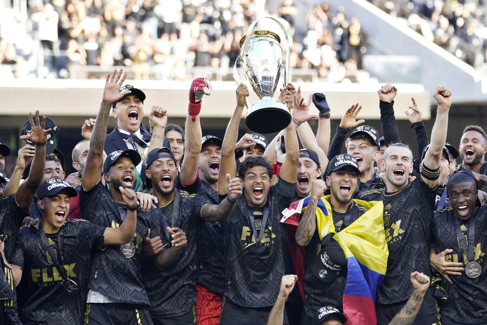 El mexicano Carlos Vela, de Los Ángeles FC alza el trofeo de la MLS, tras ganar por penales la final al Union de Filadelfia, el sábado 5 de noviembre de 2022 (AP Foto/Marcio José Sánchez)