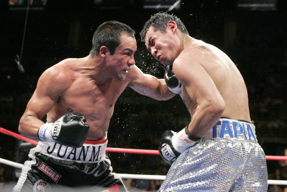 Márquez enfrentando a su compatriota Marco Antonio Barrera. (REUTERS/Sam Morris)
