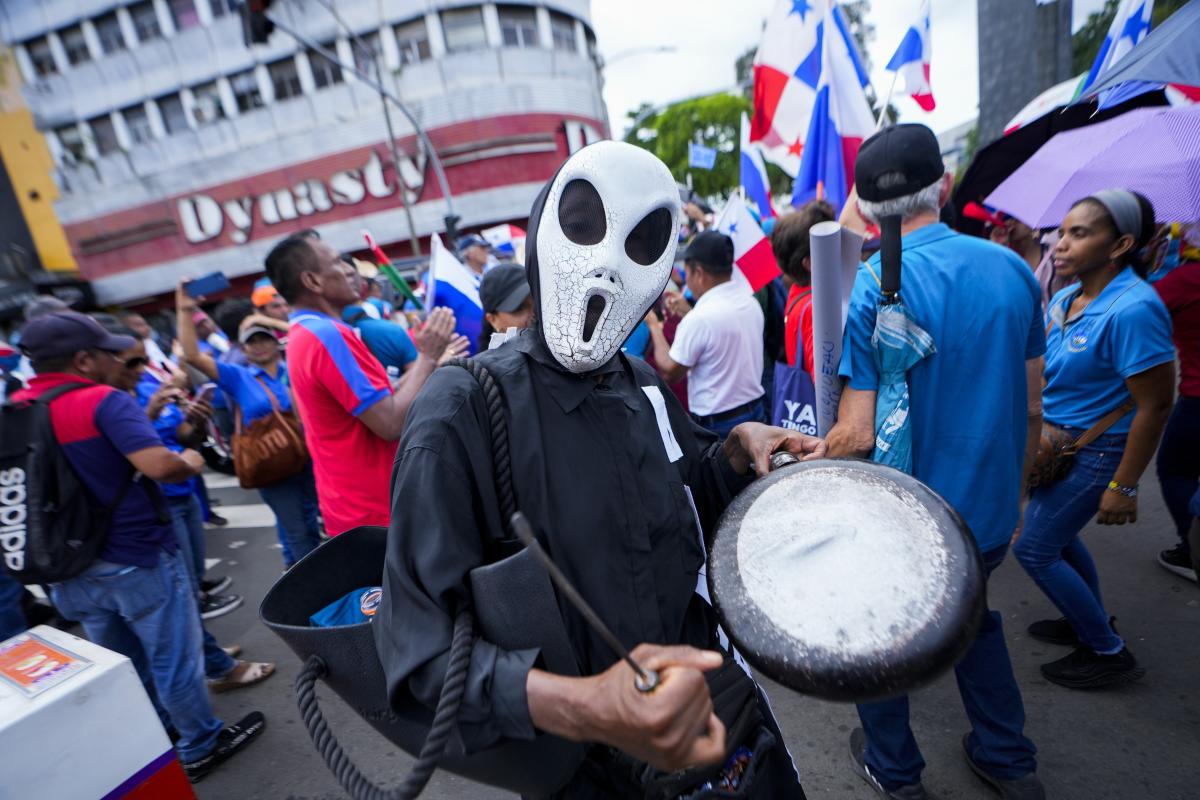 El jefe de Estado de Panamá convoca a un referéndum sobre las concesiones mineras para calmar las protestas contra el acuerdo