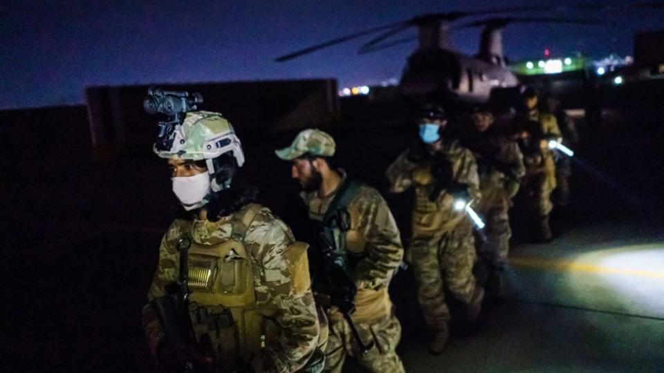 周二早些時候，塔利班武裝分子進入喀布爾機場時，迅速使用了廢棄的美軍軍事裝備。