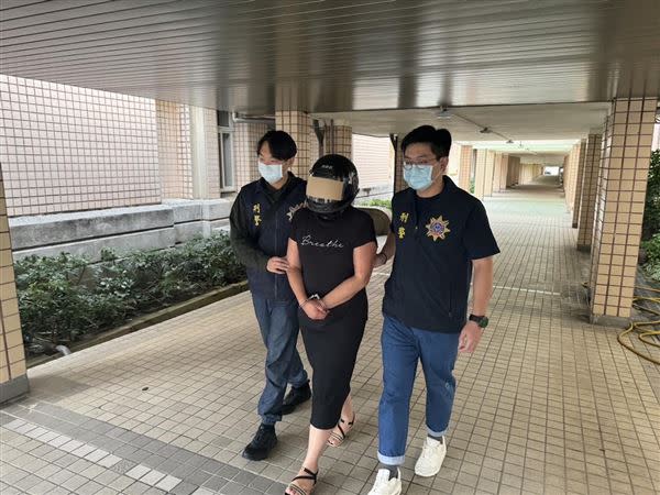 年約60歲的澳洲女子攜毒闖關被逮，近日遭起訴。（圖／警方提供）