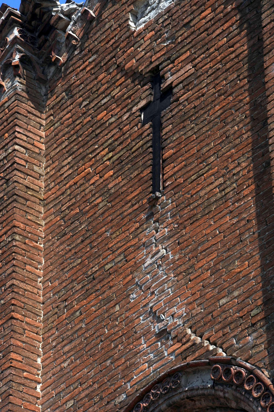 Questa volta il sisma ha colpito la pianura padana con epicentro in provincia di Modena. <b>Erano le 4:03 del 20 maggio</b> di quest’anno quando una forte scossa di 20 secondi, con magnitudo di<b> 5,9 della scala Richter</b>, si è fatto sentire in tutto il Nord e parte del Centro Italia. Il dramma, dovuto al movimento delle faglie e all'accavallamento delle falde appenniniche al di sopra della placca adriatica, è stato subito evidente.<br> Il bilancio di<b> 7 morti, circa 50 feriti, 5mila sfollati </b>e ingenti danni al patrimonio culturale non lasciava spazio a dubbi. Mentre faticosamente riaffiorava la voglia di vivere degli emiliani, un destino cinico ha colpito di nuovo a soli 9 giorni. E sempre nella stessa zona.