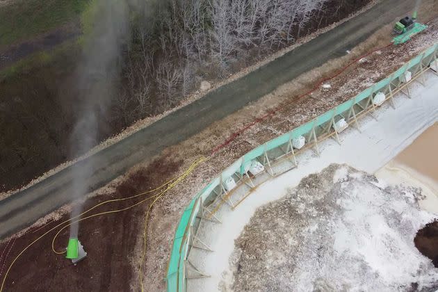 <p>Vue du site d'enfouissement des oiseaux d’élevage, sur le chantier d’une autoroute en Vendée situé près de Petosse. Les animaux sont déplacés à la pelle et recouverts de chaux blanche. </p>