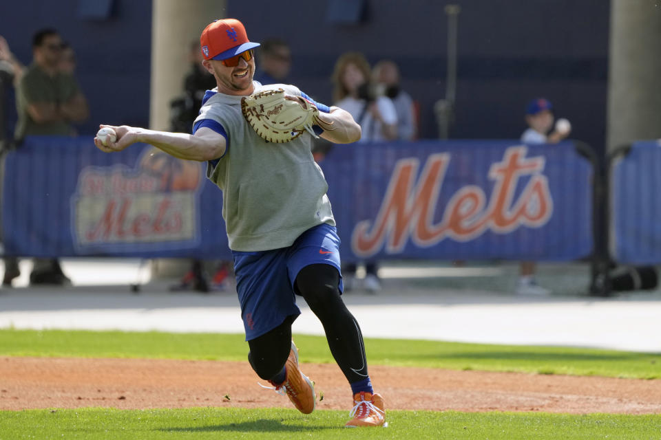 New York Mets' Pete Alonso throws during a spring training baseball workout Saturday, Feb. 17, 2024, in Port St. Lucie, Fla. (AP Photo/Jeff Roberson)