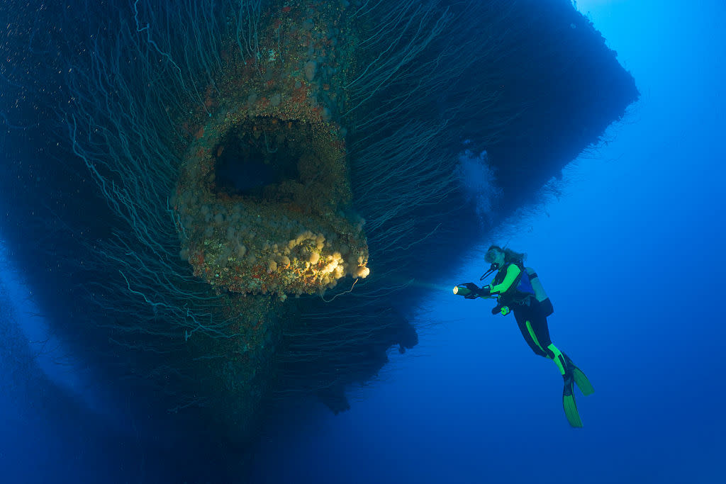 https://www.gettyimages.com/detail/news-photo/diver-at-anchor-hawse-hole-at-bow-of-uss-saratoga-marshall-news-photo/549038907?adppopup=true