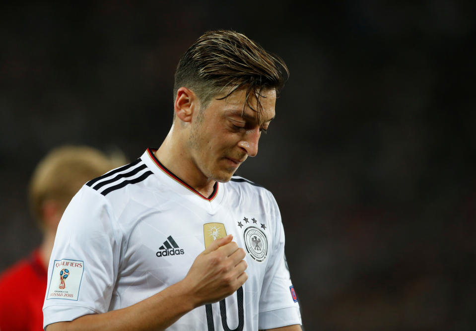 Fußballnationalspieler Mesut Özil beim WM-Qualifikationsspiel gegen Norwegen 2017 (Bild: REUTERS/Michaela Rehle)