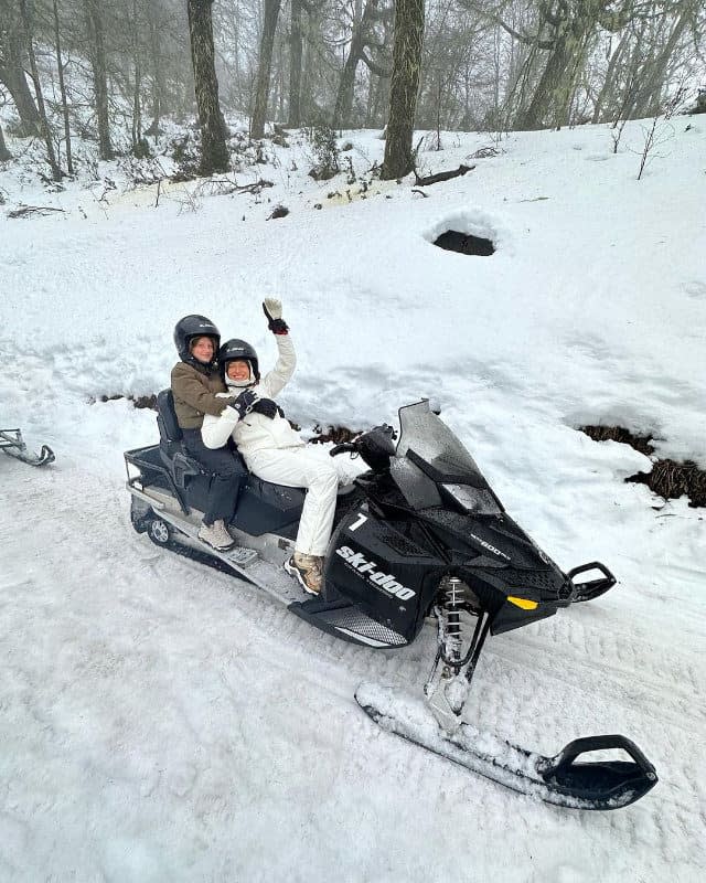 Gisele Bündchen en moto de nieve en su 43 cumple