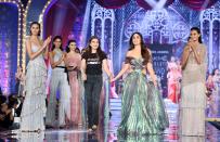 <p>Kareena Kapoor Khan walks the ramp at LFW Finale </p>