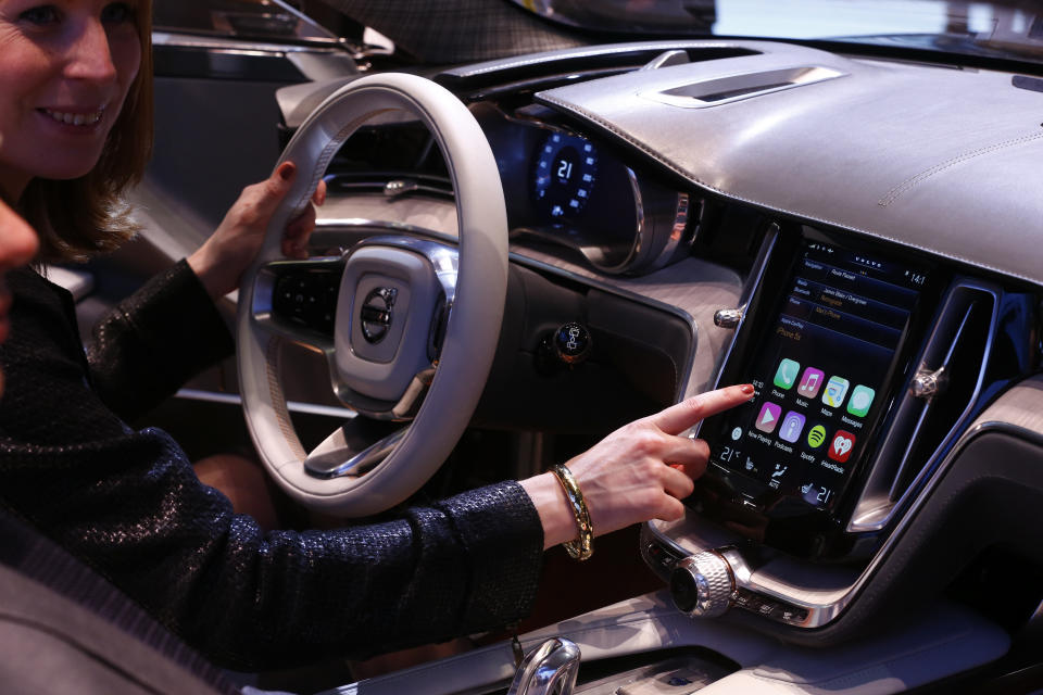 El interior de un Volvo con una pantalla para manejar las aplicaciones del celular con Apple CarPlay. Foto: REUTERS/Arnd Wiegmann.