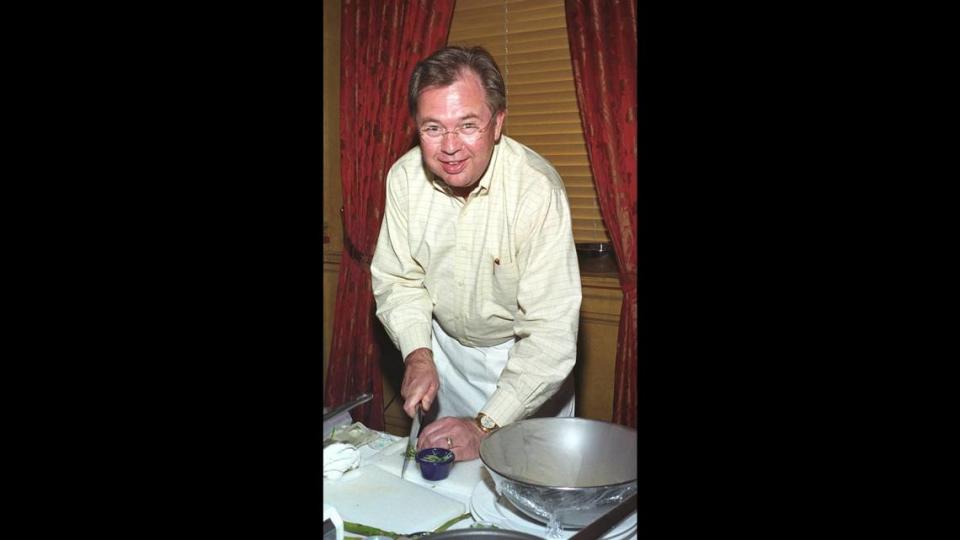 Glen Whitley in a celebrity cook-off in 2003. (Star-Telegram file photo)