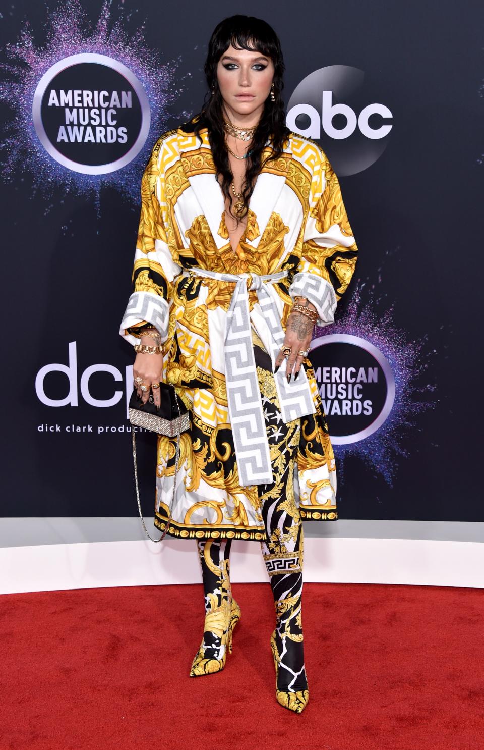 <h1 class="title">Kesha in Versace, Hearts on Fire jewelry, and Csarite by Erica Courtney jewelry</h1><cite class="credit">Photo: Getty Images</cite>