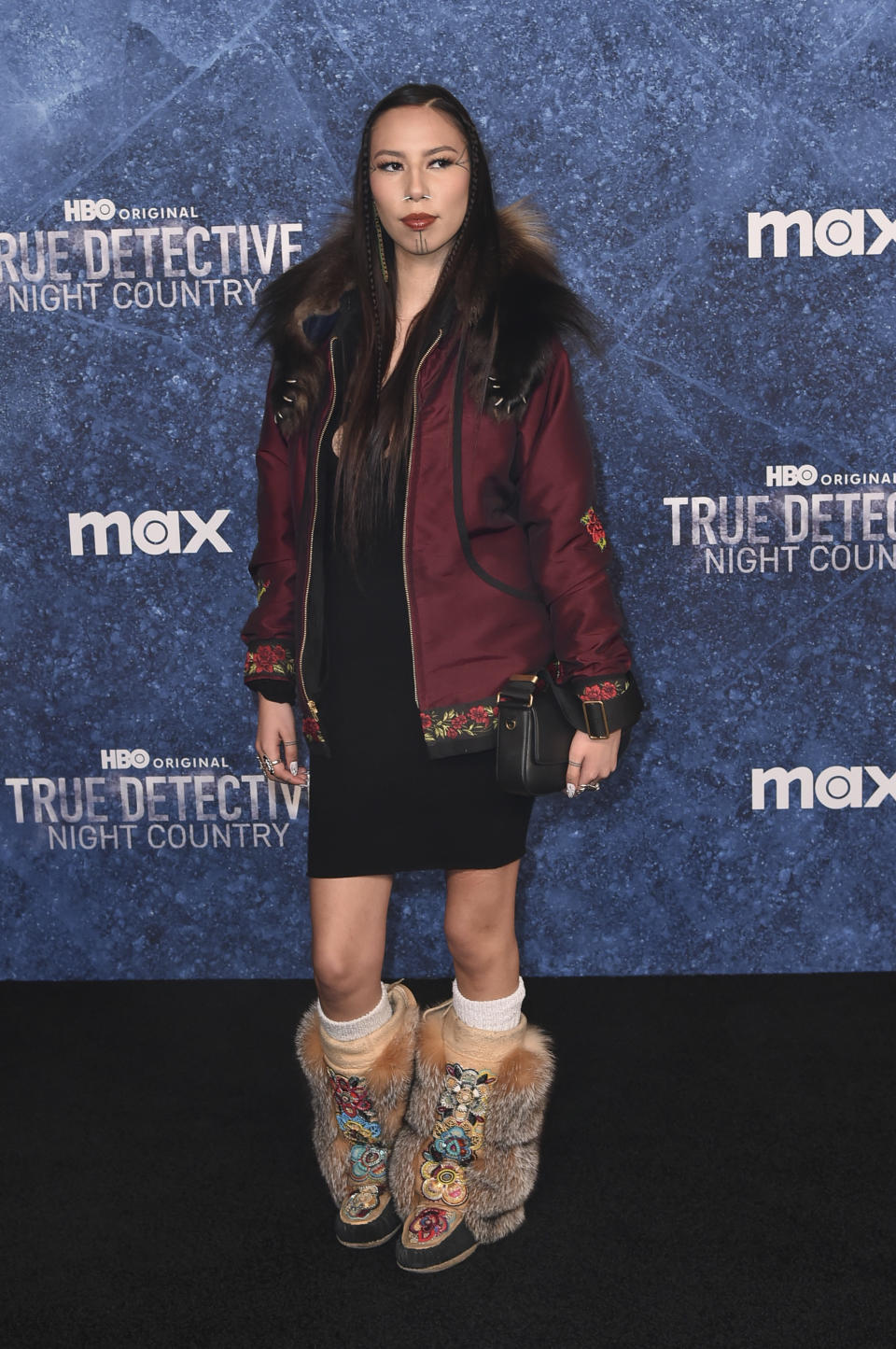 Quannah Chasinghorse llega a la premiere de "True Detective: Night Country" el martes 9 de enero de 2024, en el Paramount Theater en Los Angeles. (Foto Richard Shotwell/Invision/AP)