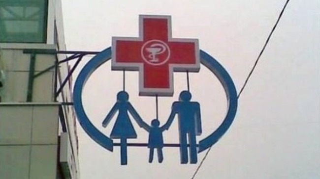 Diese gehängte Familie symbolisiert die Gesundheitsversorgung