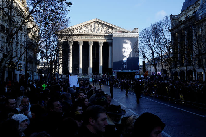 Des Champs-Elysées à l'église de La Madeleine, une foule immense a rendu samedi un impressionnant dernier hommage à Johnny Hallyday, sous le regard éploré de centaines de milliers de fans à la ferveur digne des grands concerts du chanteur disparu. /Photo prise le 9 décembre 2017/REUTERS/Pascal Rossignol