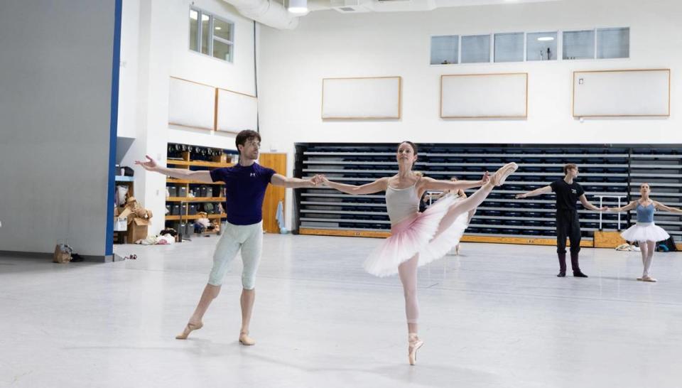 Steven Loch y Jennifer Lauren ensayando “El Lago de los Cisnes” de Alexei Ratmansky. Foto Alexander Iziliaev/Cortesía Miami City Ballet