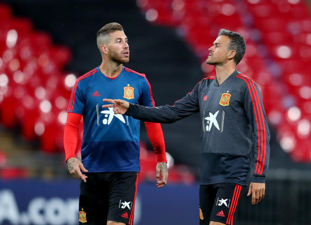 Ramos charla con Luis Enrique en un entrenamiento de la selección española. (Foto: Catherine Ivill / Getty Images).