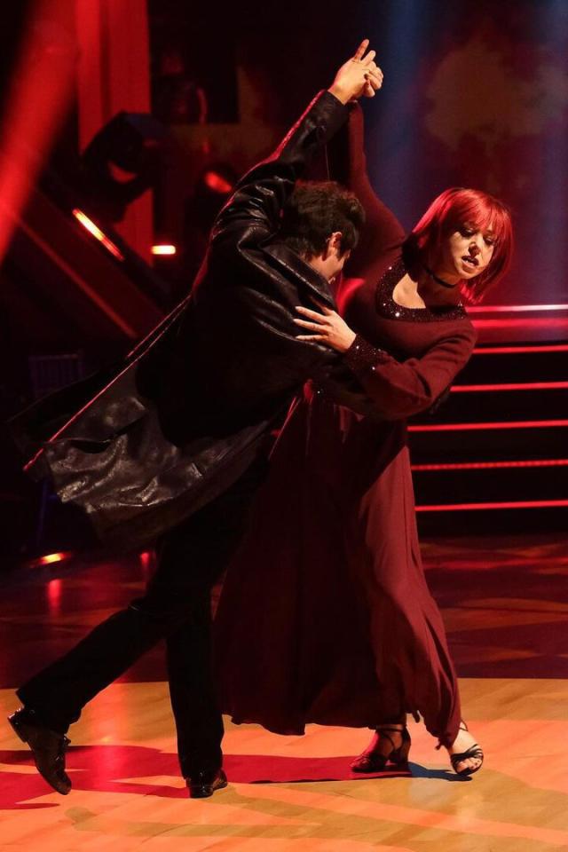 Alyson Hannigan Lesbian Porn - Alyson Hannigan nods to â€œBuffy the Vampire Slayerâ€ roots with vampire dance  on â€œDWTSâ€