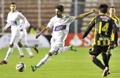 Giorgian de Arascaeta, del club uruguayo Defensor Sporting, remata sobre la portería del boliviano The Strongest, en partido de ida de los octavos de final de la Copa Libertadores jugado el 17 de abril de 2014 en La Paz (AFP | Aizar Raldes)