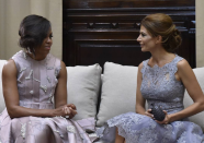 A puro encaje con Michelle. Para la importante ocasión, Juliana lució un vestido en tono lavanda con detalles de encaje. “Charla de mujeres, mientras los presidentes saludan a las autoridades”, escribió en su cuenta de Instagram, junto a este retrato histórico.