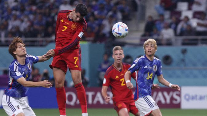 <p>Pemain timnas Spanyol, Alvaro Morata (dua kiri)&nbsp;berhasil menjebol gawang Jepang dalam pertandingan grup E Piala Dunia 2022 yang berlangsung di Khalifa International Stadium, Doha, Jumat (2/12/2022). (AFP/Adrian Dennis)</p>