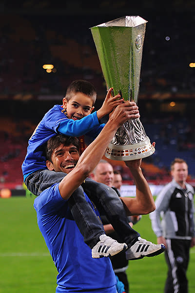 <p>Paulo Ferreira of Chelsea celebrates with the trophy.</p>