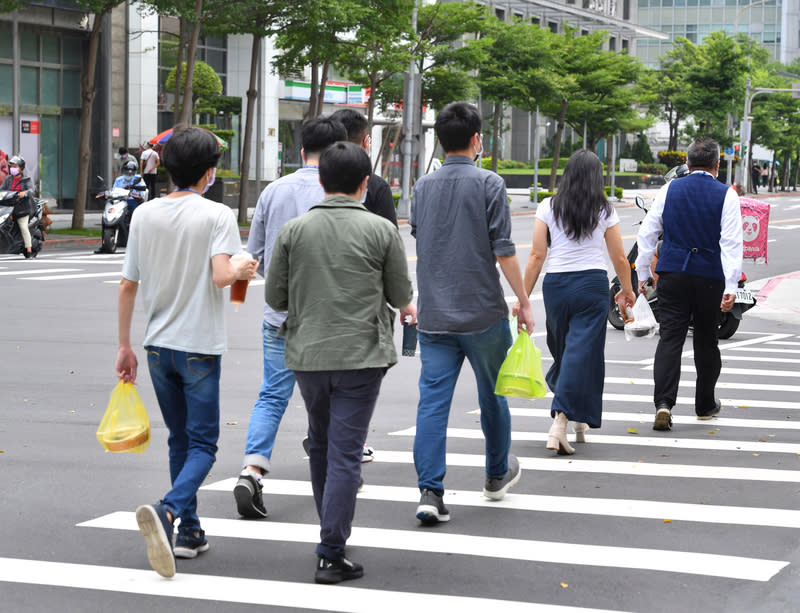 通膨、景氣低迷等因素夾擊，讓不少上班族選擇兼差增加收入（資料照／中央社提供）