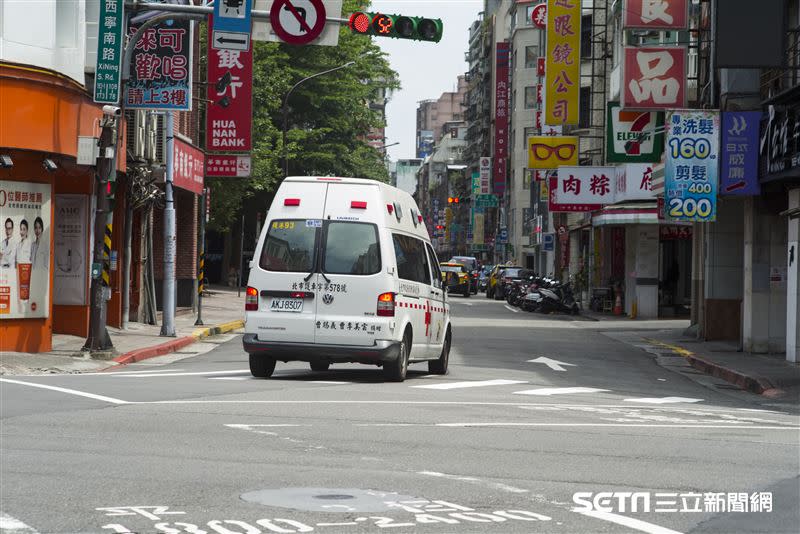 救護車穿梭大街小巷。