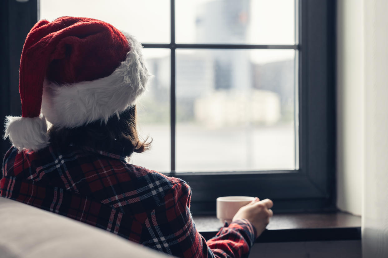 Worried about someone who'll be spending Christmas alone? Here's how to help. (Photo: Getty Creative stock photo)