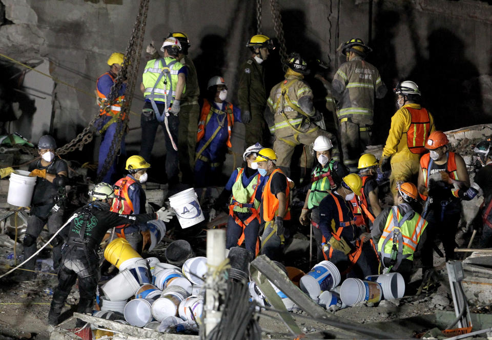 <p>MEX76. CIUDAD DE MÉXICO (MÉXICO), 24/09/2017.- Decenas de brigadistas continúan con labores de rescate de cuerpos en el edificio colapsado de la avenida Álvaro Obregón hoy, domingo 24 de septiembre de 2017, en Ciudad de México (México). La cifra de muertos sigue aumentando por el fuerte terremoto ocurrido en México el pasado martes hasta llegar hoy a 319, mientras se reducen las esperanzas de encontrar a sobrevivientes entre los escombros de los edificios colapsados. EFE/Ulises Ruiz Basurto </p>