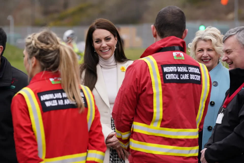 Der Prinz und die Prinzessin von Wales trafen sich im Hauptquartier der Wales Air Ambulance in Llanelli mit Rettungskräften, Freiwilligen und Hilfskräften. (Getty Images)