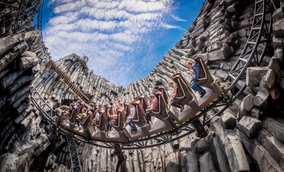 Seit diesem Jahr wartet das „Phantasialand“ in Brühl mit dem schnellsten Multi-Launch-Coaster der Welt auf. „Taron“, wie die Achterbahn heißt, katapultiert seine Besucher regelrecht in ein extrem verschlungenes Streckenlayout und verspricht dabei ein ganz neues Level an Fahrspaß. (Bild-Copyright: Phantasialand)