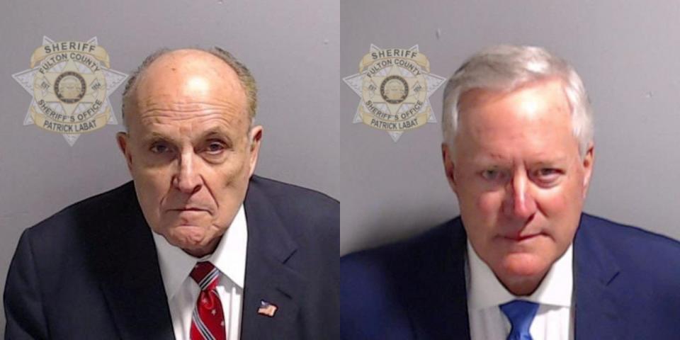 前紐約市長朱利安尼（左/Rudy Giuliani）和前白宮幕僚長梅多斯（右/Mark Meadows）拍攝的嫌犯口卡照。路透社