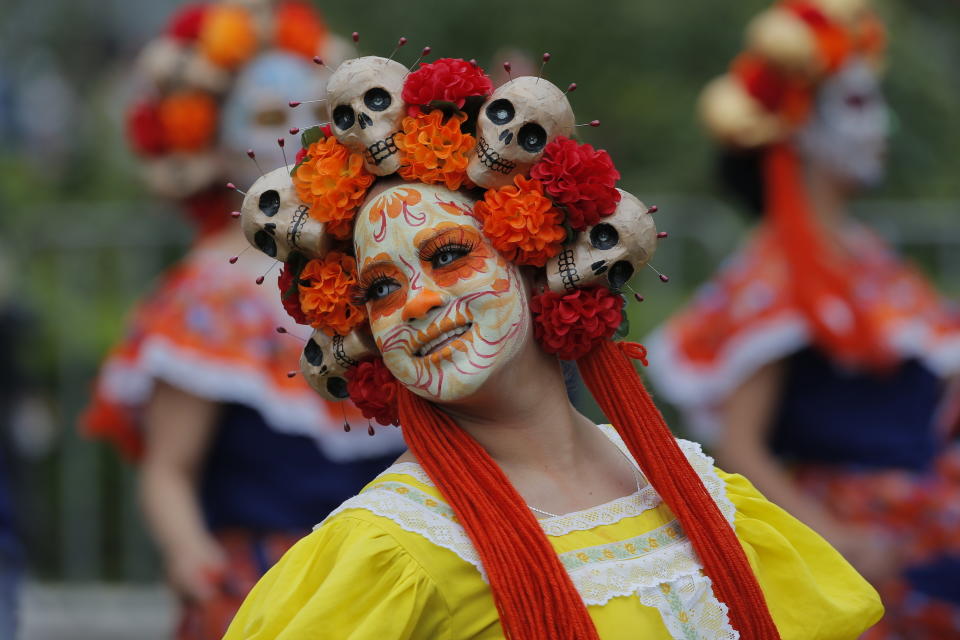 Miembros de una coreografía participan en el desfile del Día de Muertos en la Ciudad de México, el sábado 2 de noviembre de 2019. (AP Foto/Ginnette Riquelme)