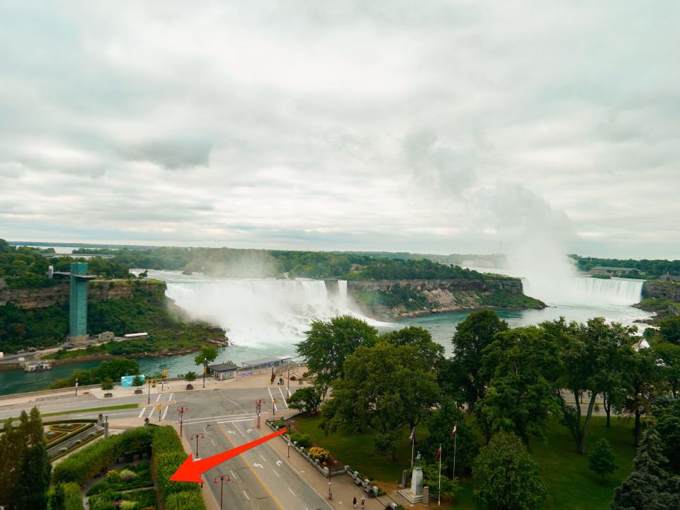 An arrow points to a park next to Niagara Falls