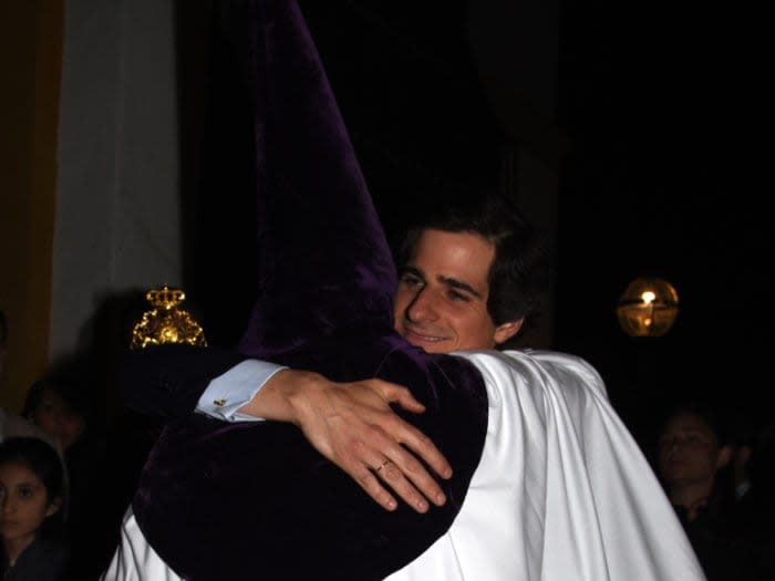 Fernando Fitz-James abrazado a un nazareno 